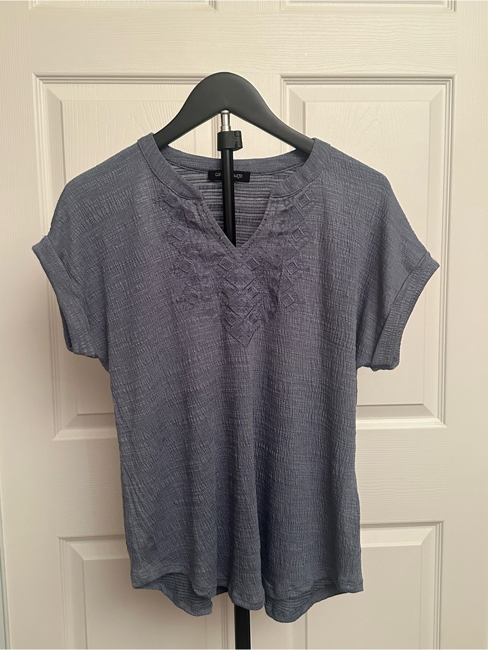 Cable & Gauge Blue Embroidered V-Notch Short Sleeve Top size Medium